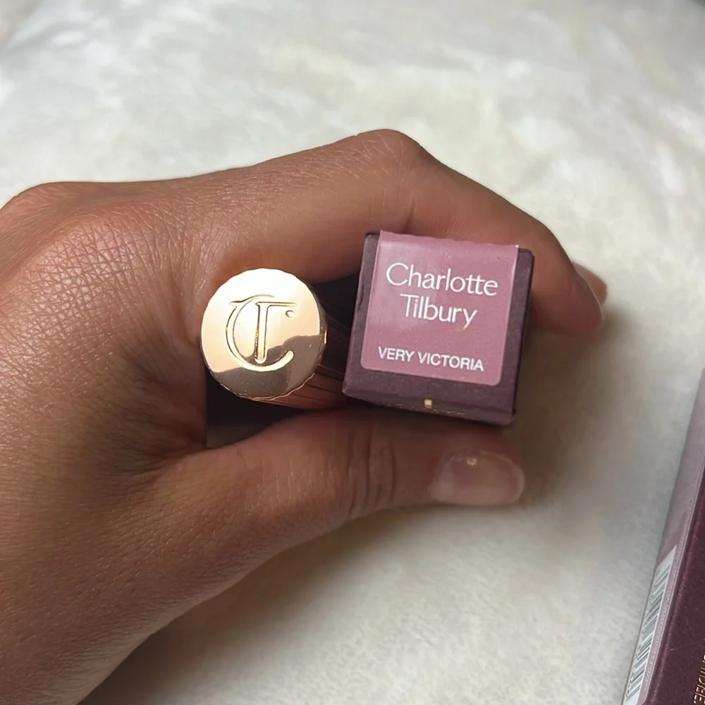 CHARLOTTE TILBURY Matte Revolution Lipstick-Very Victoria